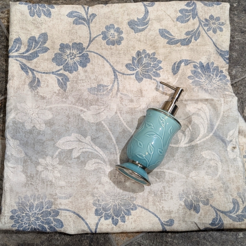 Shower curtain w/ soap dispenser Floral pattern